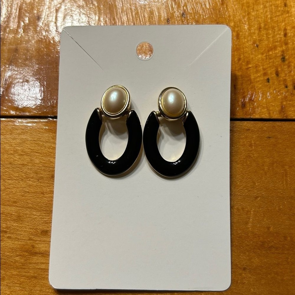 Vintage Style Faux Pearl Black‎ Enamel Door Knocker Earrings Gold Tone Old Money